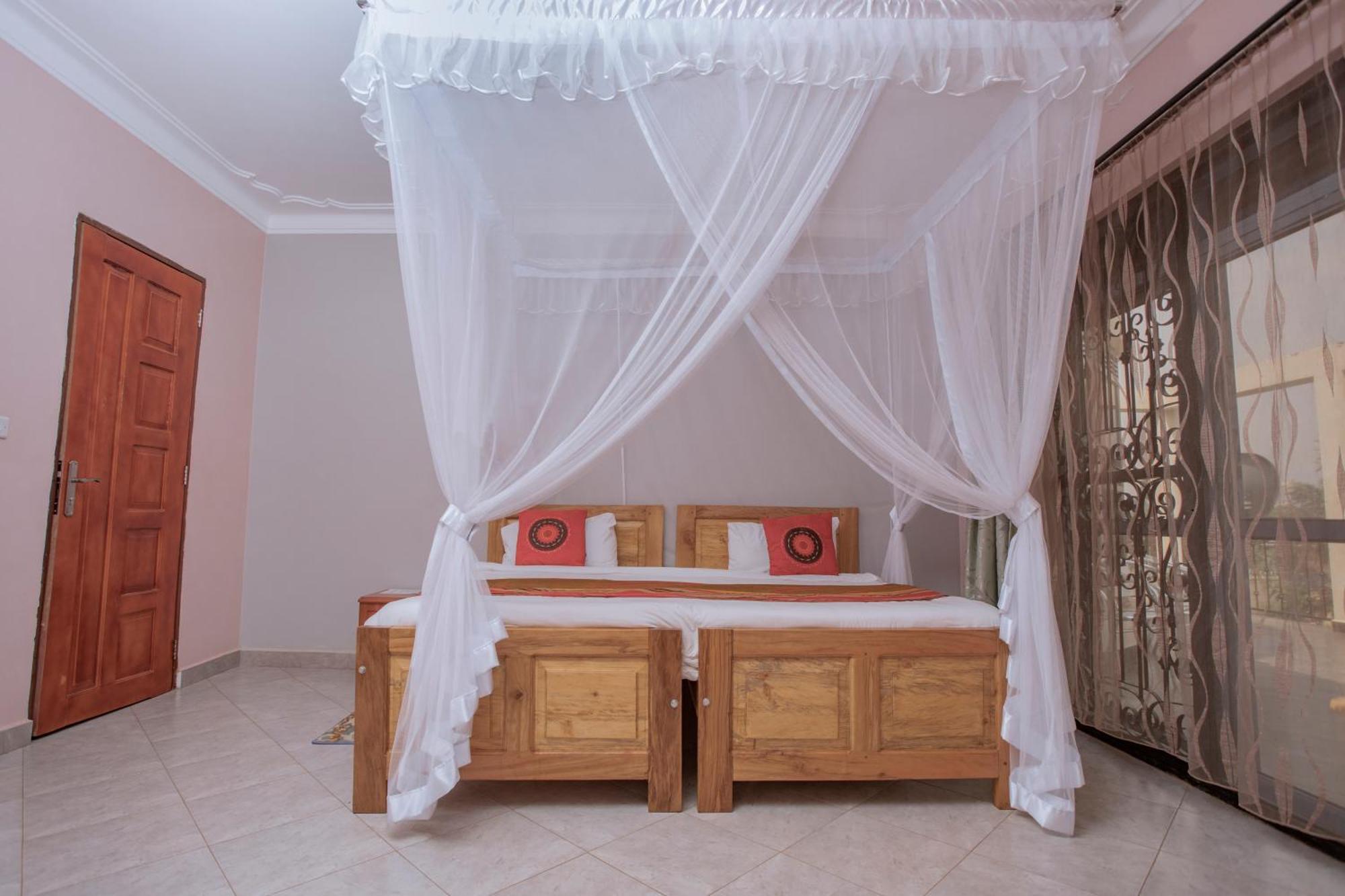 Silver Oaks Hotel Boma Fort Portal Экстерьер фото
